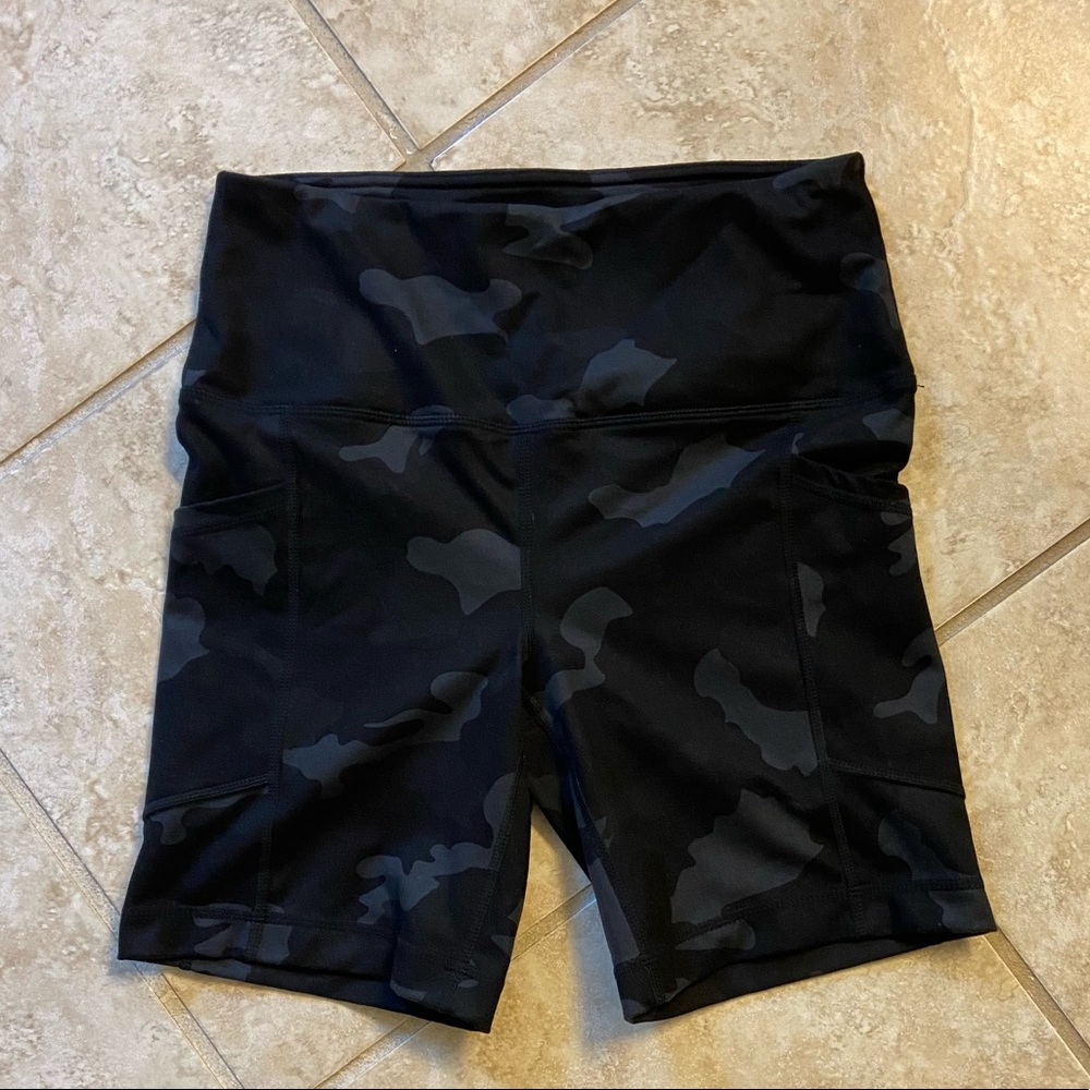 Yogalicious lux size small cameo bike shorts